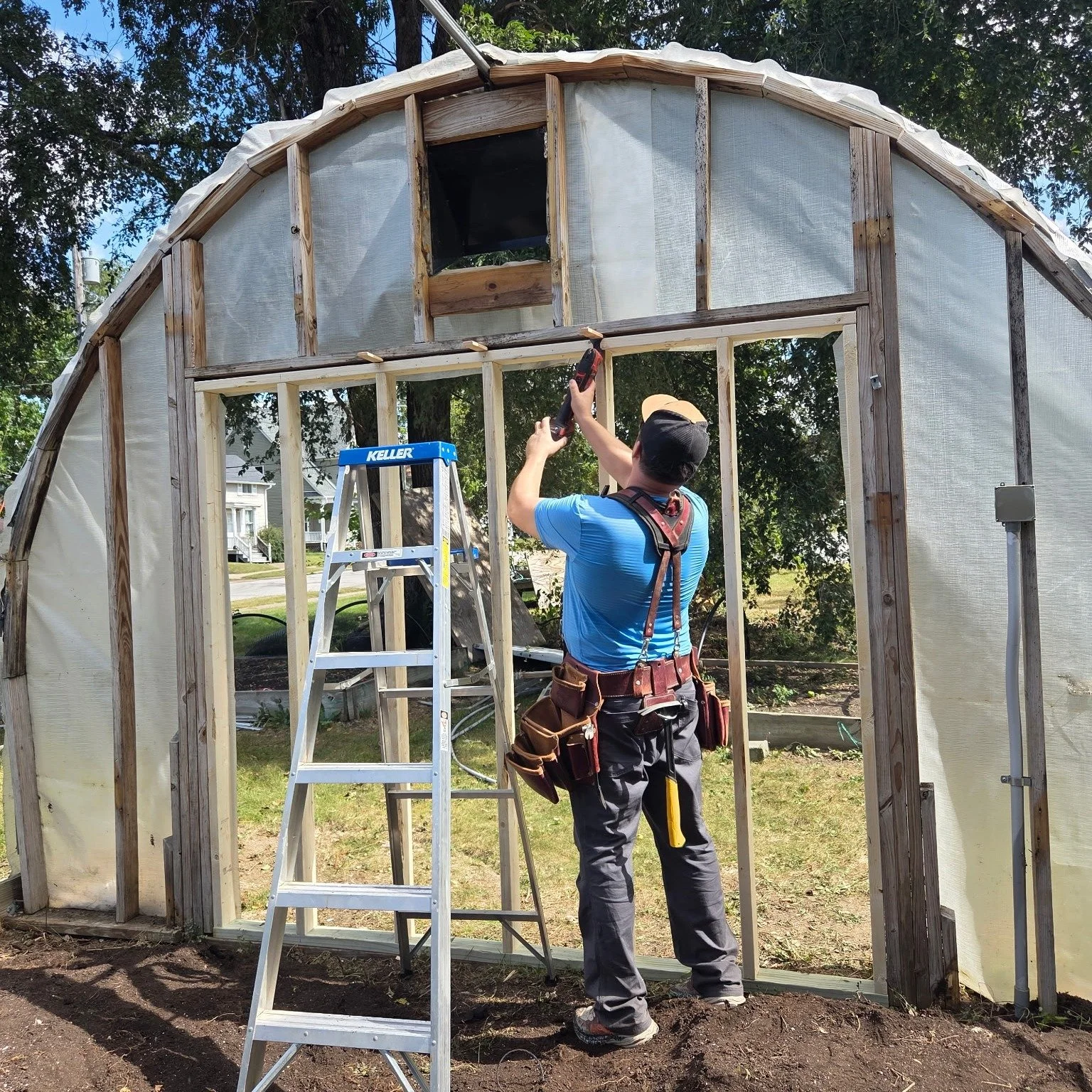 Happy Hoop House! Our farm team has been working with @bluebenchworkshop on extending the growing season at Tapestry Farms with a small greenhouse. This will allow us to harvest later into the fall and even through the winter, adding to our veggie pr