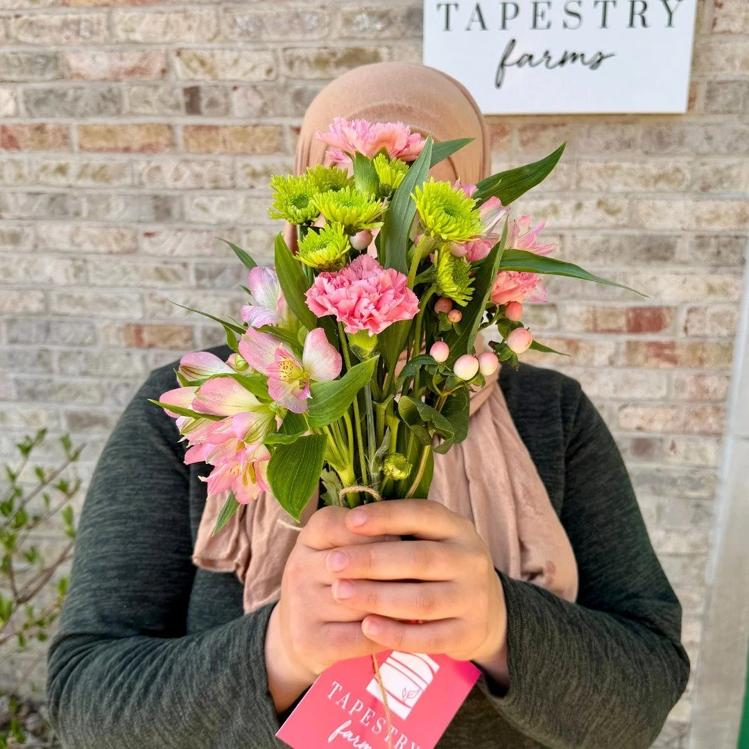 ✔ Drink water 
✔ Take your meds
✔ Check in on your people
✔ Buy her a present

We can help with that last one! 💗

Fresh flower bouquets starting at just $15. Order from our Mother's Day Collection at our Linktr.ee in bio.