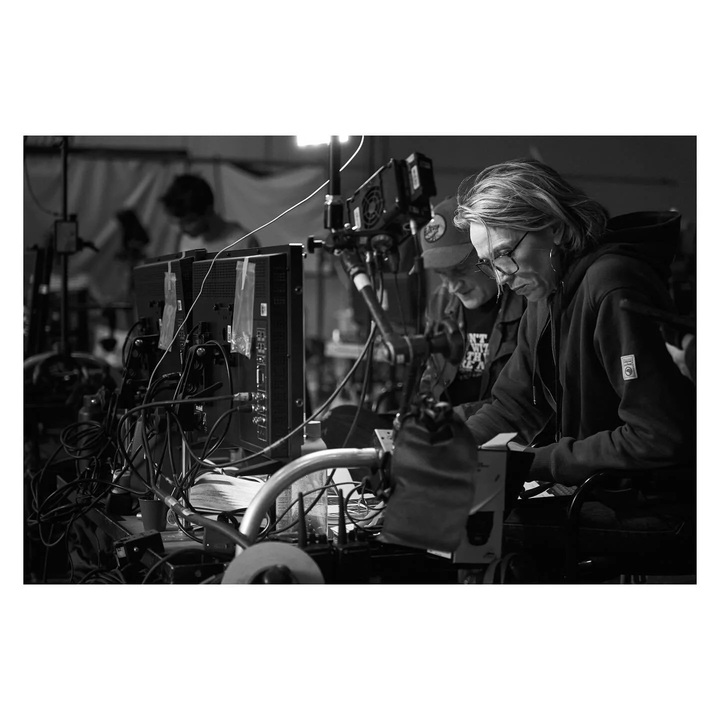 Tournage de L&rsquo;Homme qui R&eacute;tr&eacute;cit r&eacute;alis&eacute; par @jankounen avec @jeandujardin @mariejoseecrozeofficiel. Effets Visuels par @mac_guff.
.
.
#onsetlife #onsetphotography #filmmaking #visualeffects #photooftheday #dailyphot