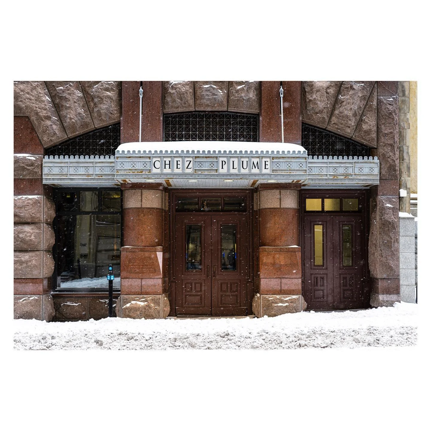 Chez Plume - Montreal - Canada 
.
.
Walking in the streets of @montreal during winter is magic. 
.
More to come&hellip;
.
.
.
@montrealonly @montrealtravelers @montrealcentreville #wintervibes #snowday #streetphotography #streetwinter #montreal #inst