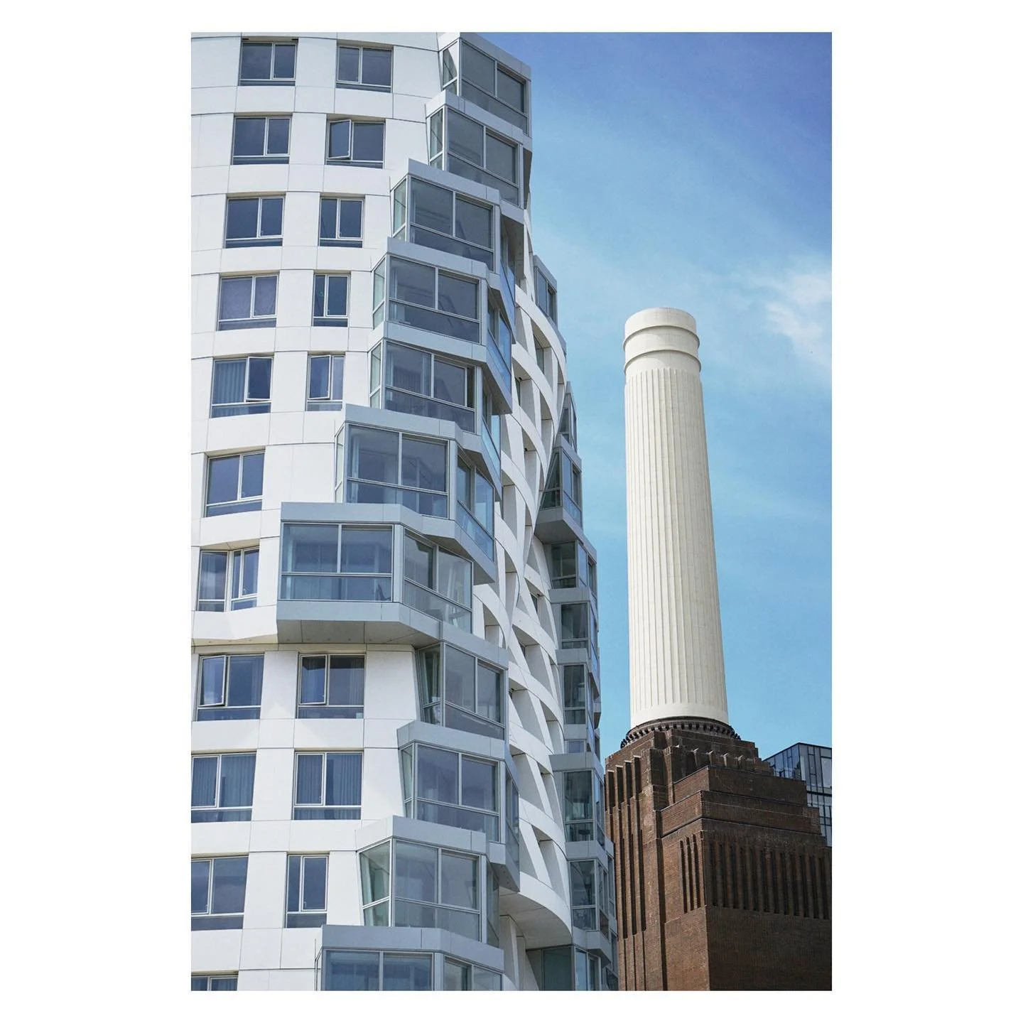 One of my favourite place in London. This power station is something! 
.
.
.
@batterseapwrstn @battersea 
.
.

&bull;
&bull;
&bull;
&bull;
&bull;
#uk #archilovers #architecturelovers #building #thisislondon #londonlife #igerslondon #architectureporn 