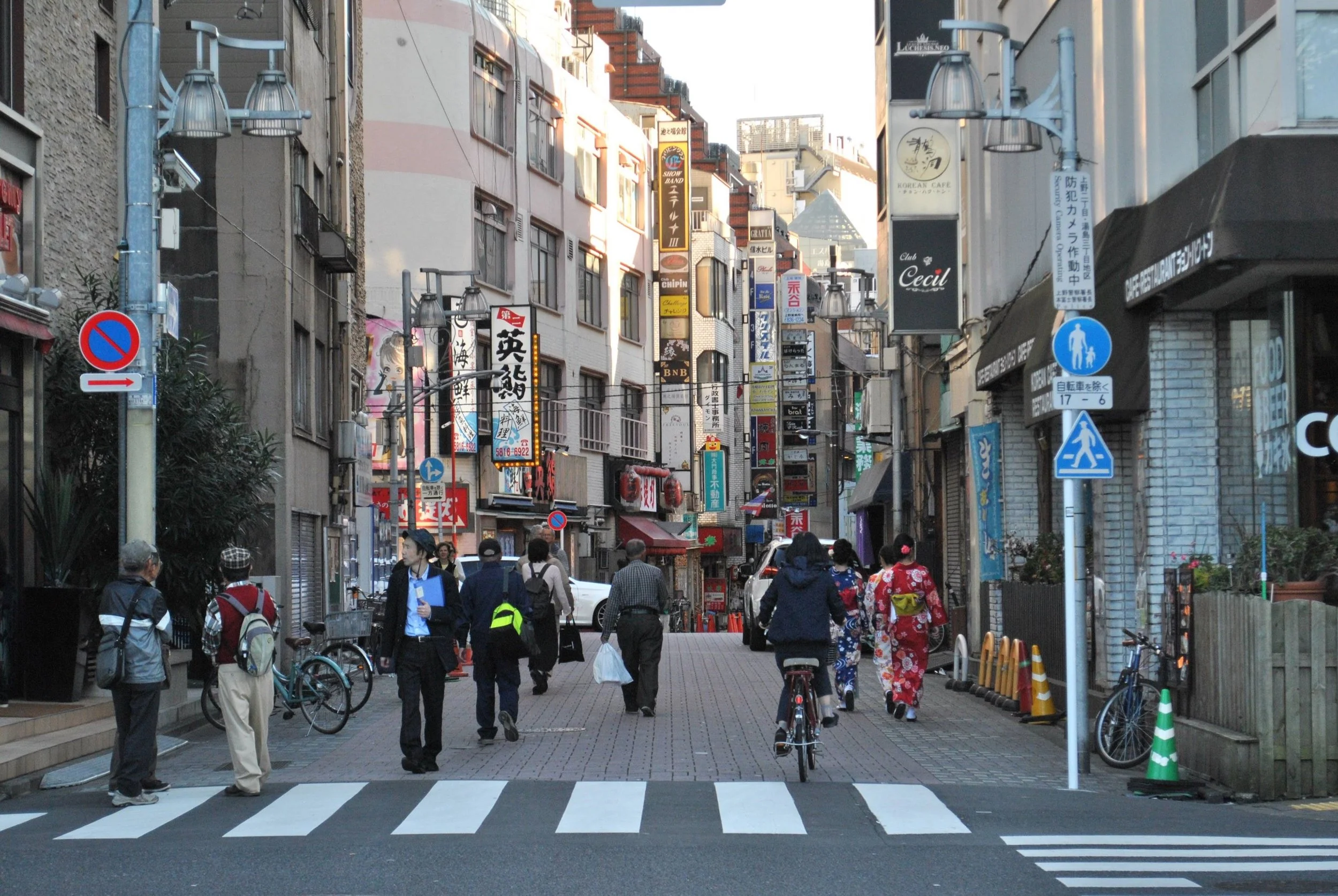 How iOS Helps Solo Travelers Explore Tokyo Safely