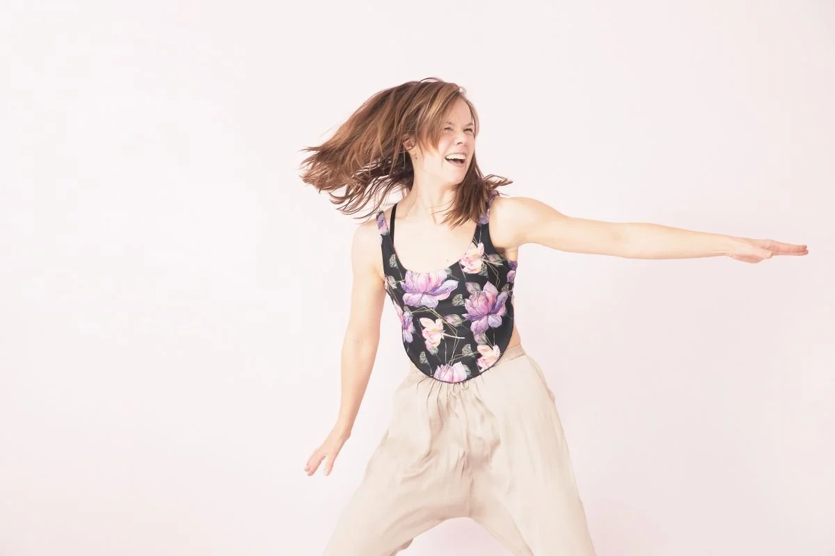 Anna Jussila ohjaa Buti-joogaa villisti tanssien.