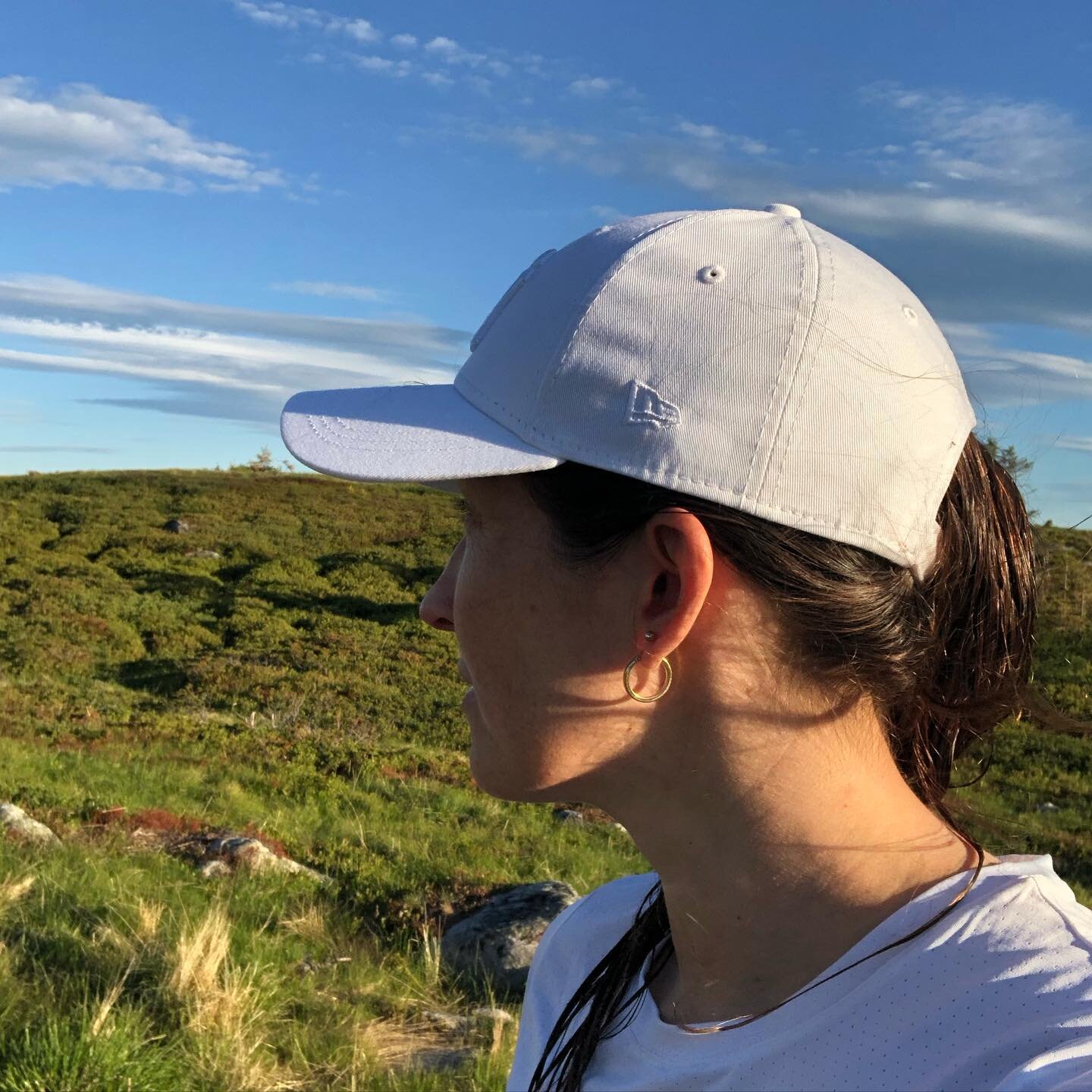 Jeg elsker &aring; ferdes ute i naturen, vandre i fjellet, bade i elver, fjellvann og i sj&oslash;en. Jeg koser meg n&aring;r jeg kan sove i telt, v&aring;kne til skildring fra en bekk eller av breking av noen sauer 🐑eller rauting fra ei ku🐄 i n&ae