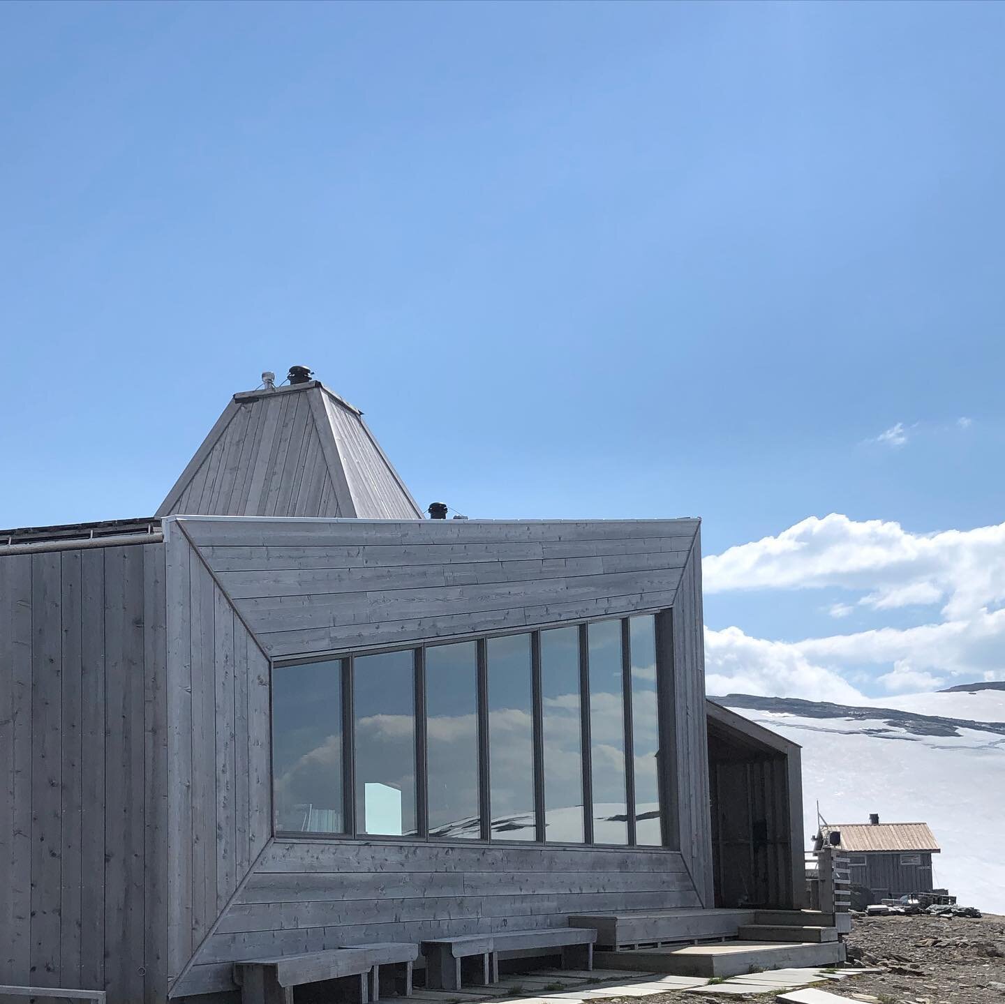 Rabothytta er plassert over 1200 meter over havet, helt inntil brekanten p&aring; Okstindan. Stedet er fantastisk vakkert med utsikt til Okstindbreen og til Nord-Norges h&oslash;yeste fjell, Oksskolten. 

M&aring; si dette er en av de vakreste plasse