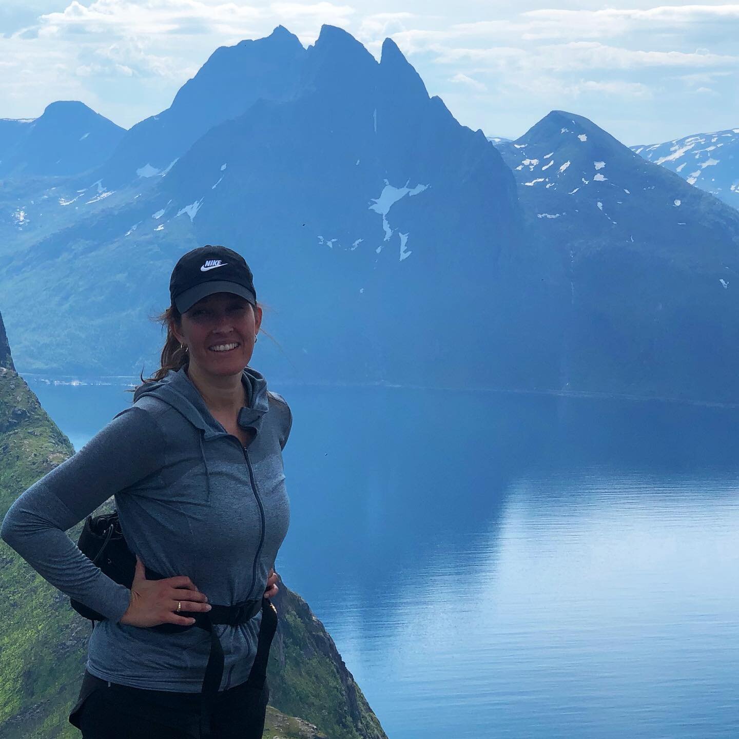 Savnet etter fjellet og havet, n&aelig;rhet til naturen og et drivhus der &aelig; kan ha gr&oslash;nnsaker og urter - er stort. 😢💙

Ble vekket 03:00 av lystige byfolk p&aring; vei hjem fra byen og har ligger her en time og kjent p&aring; at mitt li