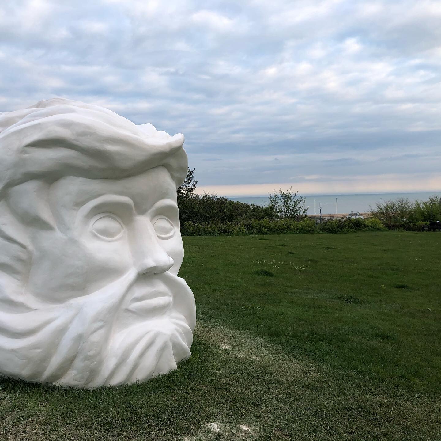 Janus&rsquo; Fortress by @lapilarquinteros 🧑&zwj;🎨 🇨🇱 (2021) Made of plaster that slowly erodes over time. The Roman god of beginnings and endings looks outwards at Europe and inward to England. Part of @fstonetriennial from @creativefstone.
.
.
