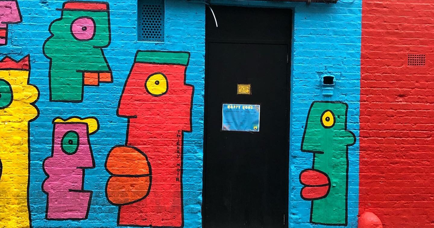 Looking through a post box @thierrynoir &amp; @stikstudio 
👨&zwj;🎨 
#graffiti #streetart #stik #noir #frenchartist #britishartist #streetphotography #wallart #mural #urbanart #urbanjungle #londongalleries #londonart #graffitidialogues #popart #stre