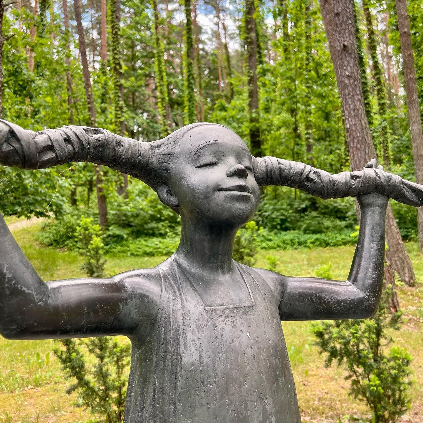 Mergaite by Romualdas Kvintas 👨&zwj;🎨🇱🇹 
.
.
.
 #sculpture #bir&scaron;tonas #streetart #sculpturepark #contemporaryart #graffiti #urbanart #graffitiart #streetphotography #sculpture #streetart #contemporarysculpture #sculptor #photooftheday #lit