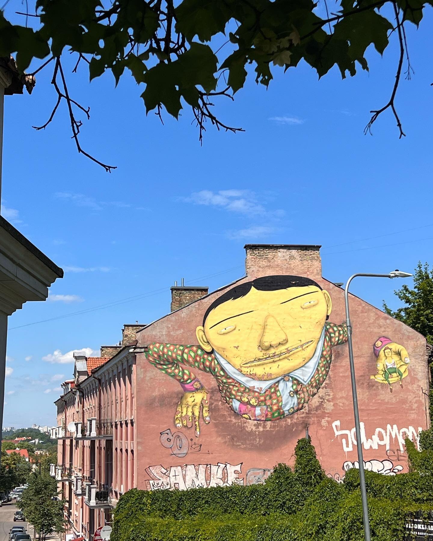 👨&zwj;🎨 @osgemeos at 27 degrees. 

A piece created by the Brazilian twins Os Gemeos in 2015 as a tribute to their grandfather who was of Lithuanian descent.
.
.
.
.
#streetphotography #graffiti #urbanart #streetart #osgemeos