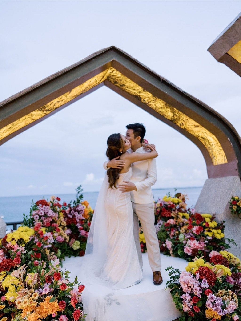 Still thinking about this day.  A ceremony framed by architecture and color.  And that reception filled with a thousand lights. ✨

Congratulations Alecs and Alvin! 🥂

Planner: @bbfeventsph 
Photos: @heliumheartsstudios 
Venue: @savoymactannewtown