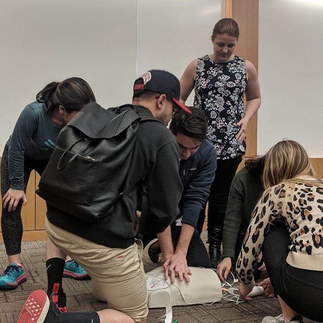 Just some TEAC Elective students getting thrown into a surprise unconscious patient situation and practicing their Crisis Communication skills! 📸 @pe.dan.tic