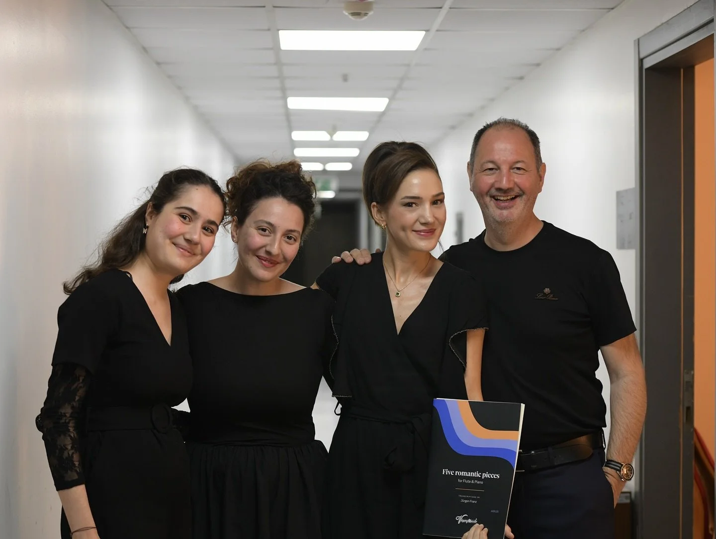 Hamburg Y&uuml;ksek M&uuml;zik Okulu profes&ouml;r&uuml; ve NDR Senfoni Orkestrası sanat&ccedil;ısı değerli hocamız J&uuml;rgen Franz ile, &ouml;ğrencileri olarak bu &ouml;zel konser akşamında aynı sahneyi paylaşmak bizim i&ccedil;in b&uuml;y&uuml;k 