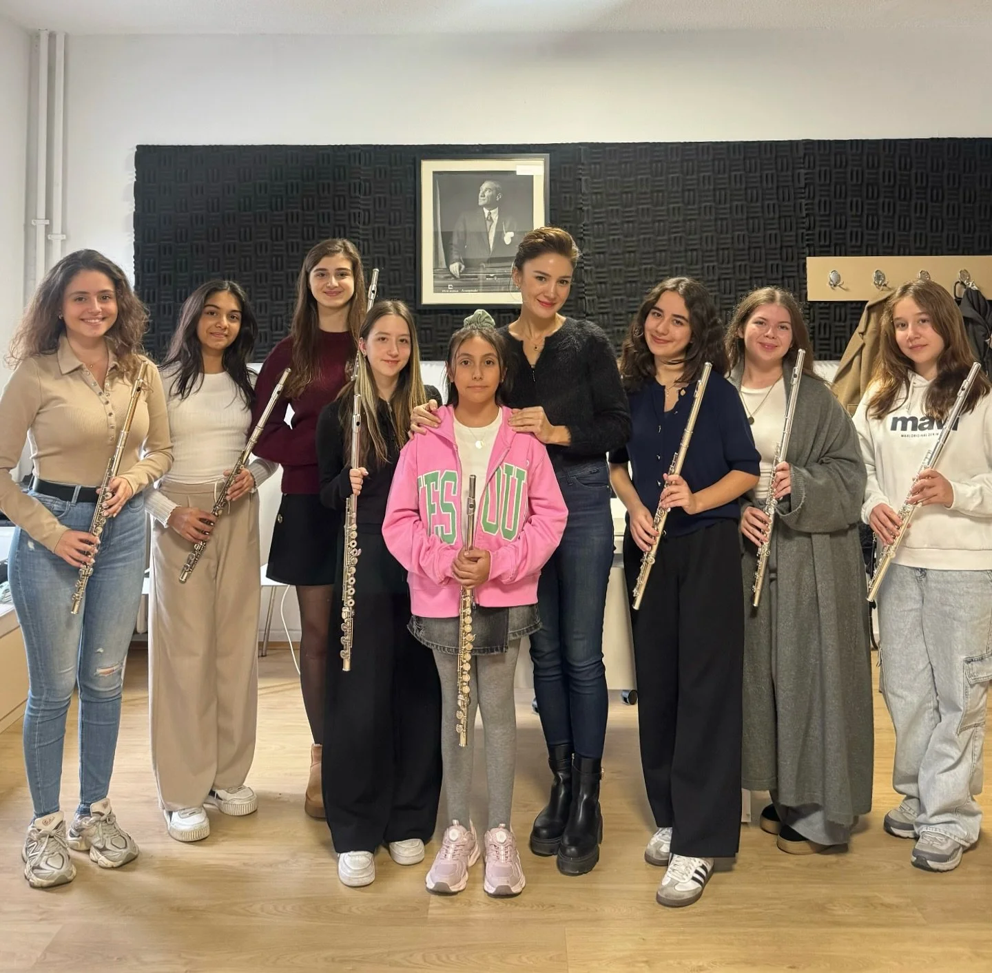 Yarı zamanlı eğitimine bu eğitim-&ouml;ğretim yılında başlayan İpek&rsquo;i bug&uuml;n sınıfımızdaki t&uuml;m &ouml;ğrencilerimizle beraber karşıladık. M&uuml;zikle dolu, mutlu ve başarılı yılların olsun. Hoş geldin, İpek 🌸🕊️

We welcomed İpek, who