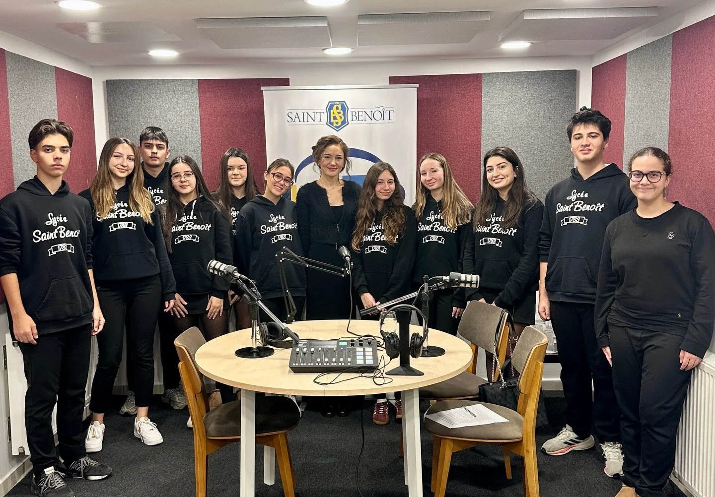 Saint Beno&icirc;t Lisesi&rsquo;nin k&ouml;kl&uuml; k&uuml;lt&uuml;r ortamında, SB Radio&rsquo;nun hazırladığı Saint Beno&icirc;t&rsquo;ın Sesi programına konuk olmak benim i&ccedil;in &ccedil;ok g&uuml;zel bir buluşmaydı.
Bu mirasın i&ccedil;inde de