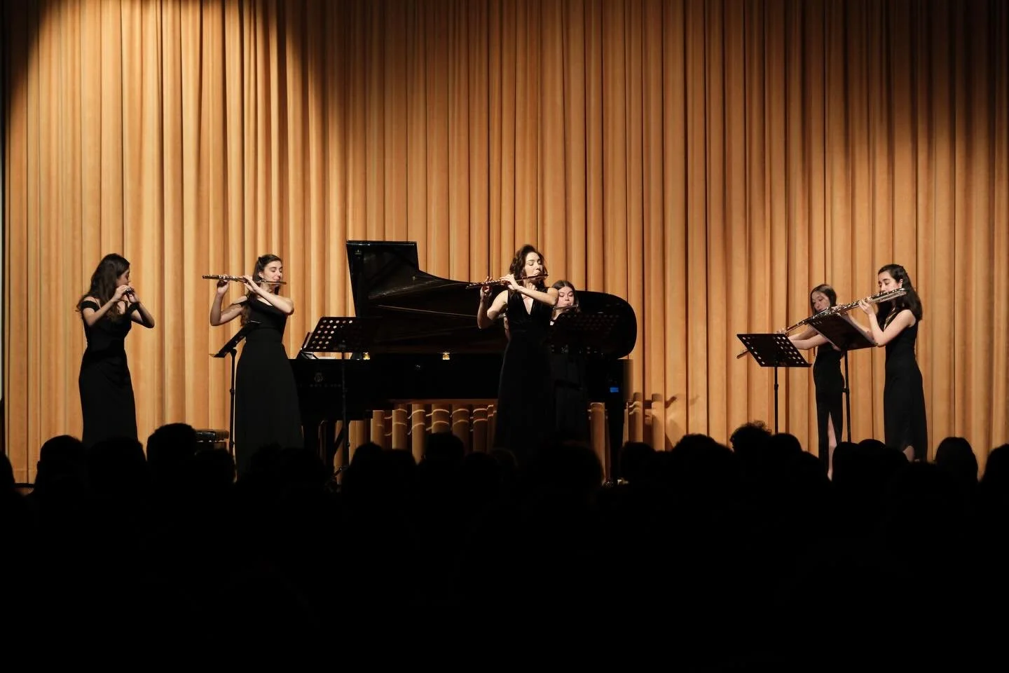Boğazi&ccedil;i &Uuml;niversitesi Albert Long Hall Konser Salonu&rsquo;nda keyifli bir konser akşamı yaşadık. Bu sahnede yıllar &ouml;nce kendi &ouml;ğretmenlerimi ve bir&ccedil;ok değerli sanat&ccedil;ıyı izlerken i&ccedil;imde oluşan bağın, bug&uum