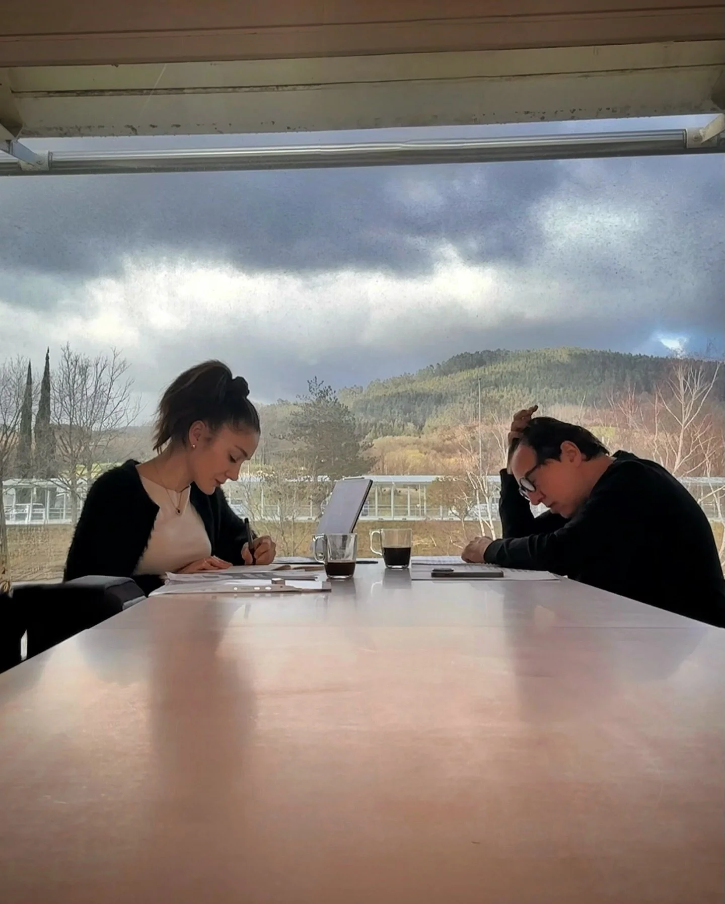 Bu foto tam biz&hellip;❤️
Fazıl yeni konserinin ezberini yaparken, ben de sınavıma hazırlanıyorum.
Havaalanında u&ccedil;ağımızı bekliyoruz. Evimize d&ouml;necek ve &ccedil;alışmaya devam edeceğiz.🙏 @fazilsay @aslihan.and.say