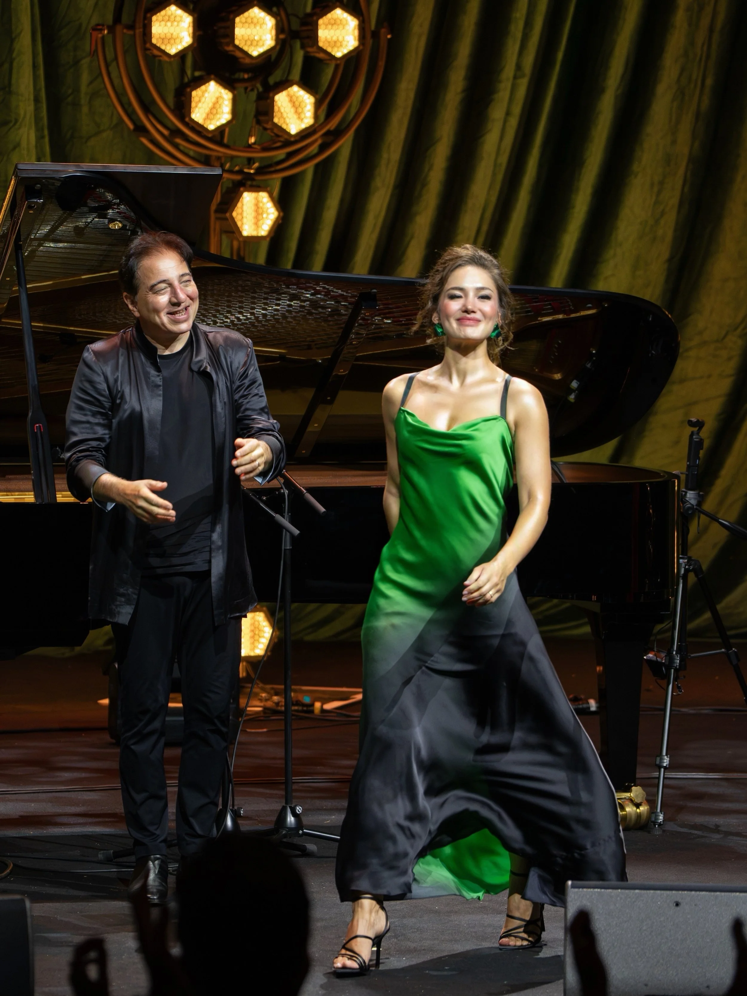 Konser akşamına, sevgili Arzu Kaprol&rsquo;un g&uuml;zel d&uuml;nyasından bir elbiseyle&hellip; 💚 @kaprolarzu @arzukaprolofficial 

Fazıl Say Jazz Quintet✨

3 Eyl&uuml;l &bull; İstanbul
Harbiye Cemil Topuzlu A&ccedil;ıkhava Tiyatrosu

Fazıl Say &bul