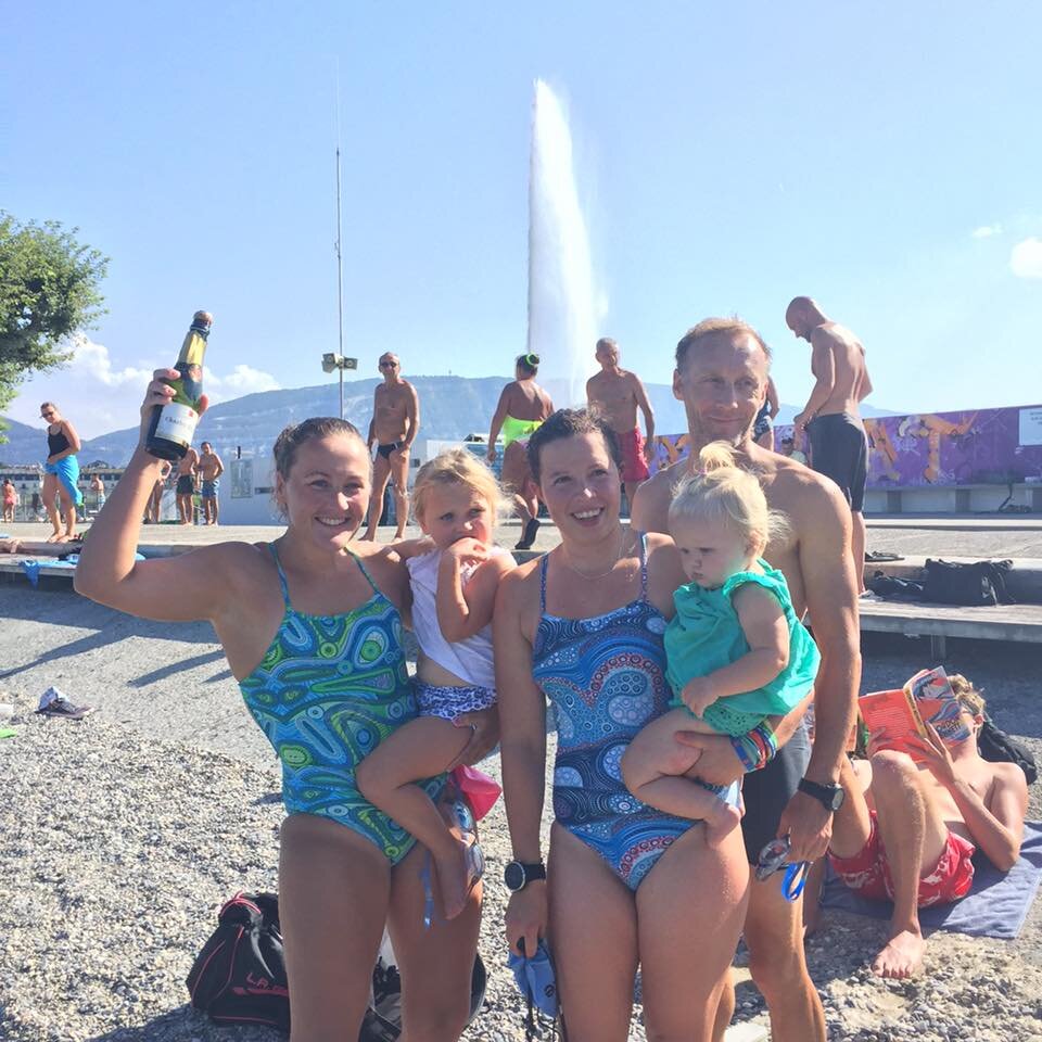  Maddie and Sophie Swim to Geneva (2 nageuses « split swim ») 30 hrs 42 mins 30 secs 