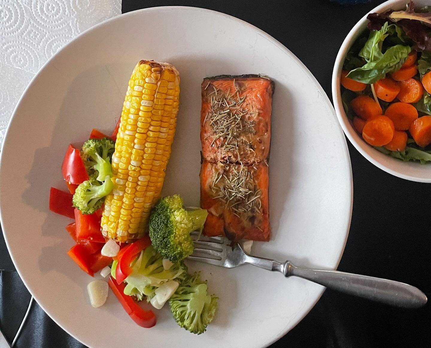 Yummy summer dinner! Roasted the salmon and corn in air fryer together and steamed the veggies.. easy peasy! 
.
.
.
. #summer #healthyeating #realfood #airfryer #pilateslife #yummyfood #actorlife #summerdinner #eathomemade