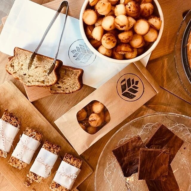 Vergeet vandaag niet je moeder in het zonnetje te zetten! ☀️ Want zeg nou zelf... die van jou is toch het allerleukste? En mocht je op bezoek gaan, neem dan een lekker zakje Koffielokaal-koekjes mee voor bij de koffie. ☕️😁 Een zakje met 15 kokos-mak