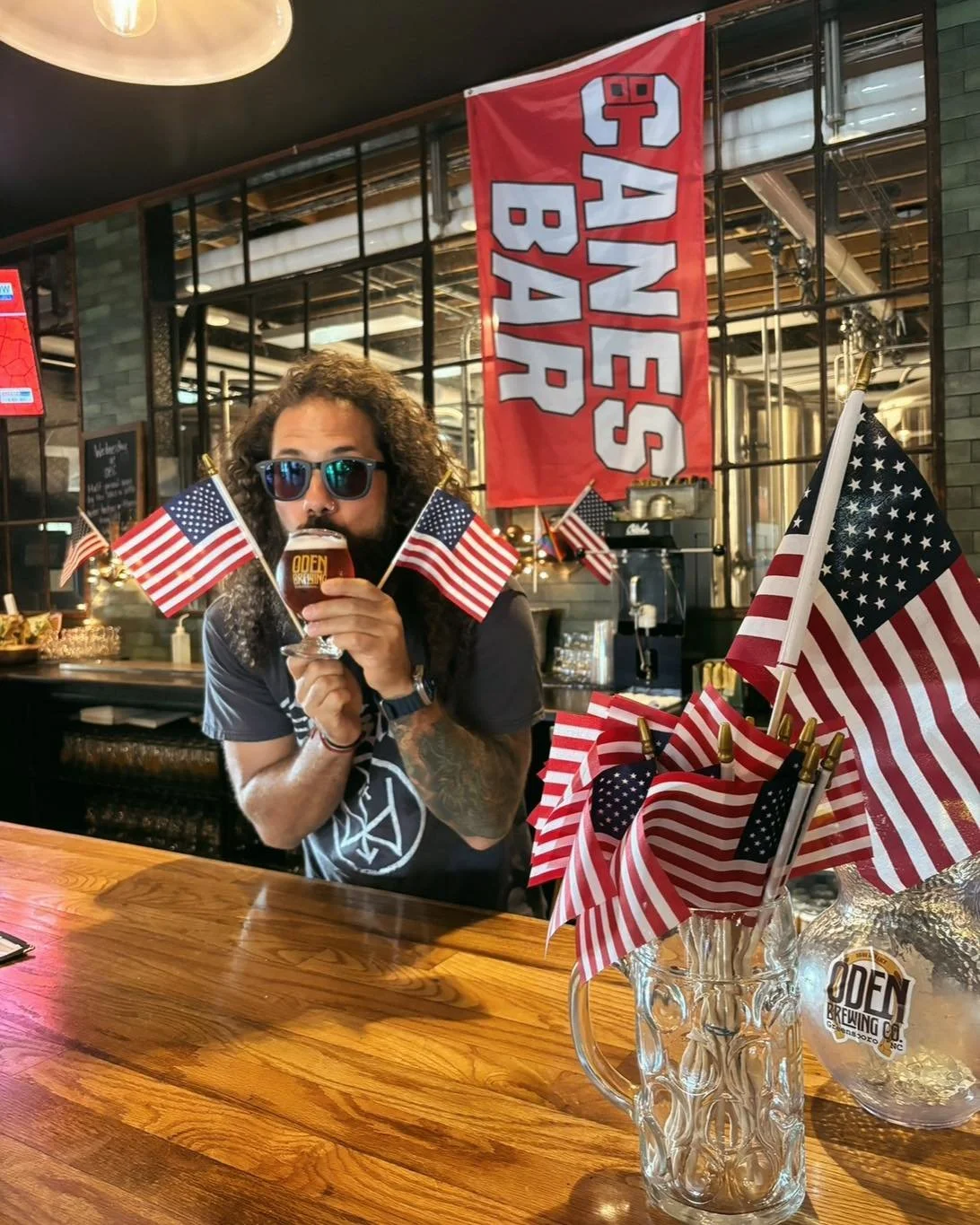 Happy 4th, party people! ✨🍻

Cold drinks, AC, and @senditsammies from 2&ndash;8. Swing by, cool off, and grab a bite before heading downtown for the fireworks!

(P.S. he didn&rsquo;t drink the beer&hellip; just gave it a little 💋🍺)