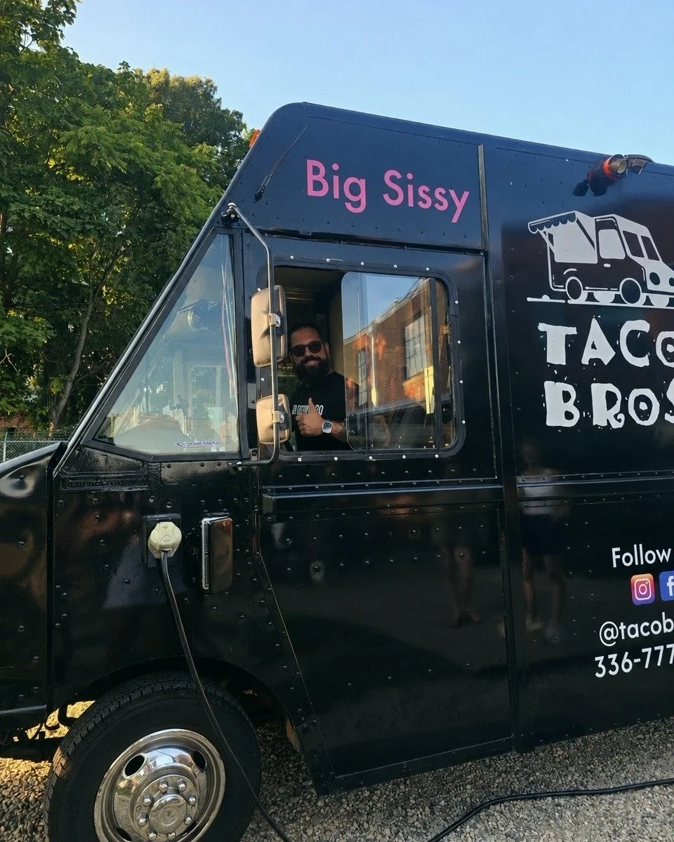 Taco Bros is back for dinner tonight! And yes, Onra absolutely did drive the truck here. (In his dreams) 🌮🍻
Live music with Jim Mayberry kicks off at 6pm, so come grab some tacos, cold beers, and start the weekend with us! @jimmayberry1 

Food Truc