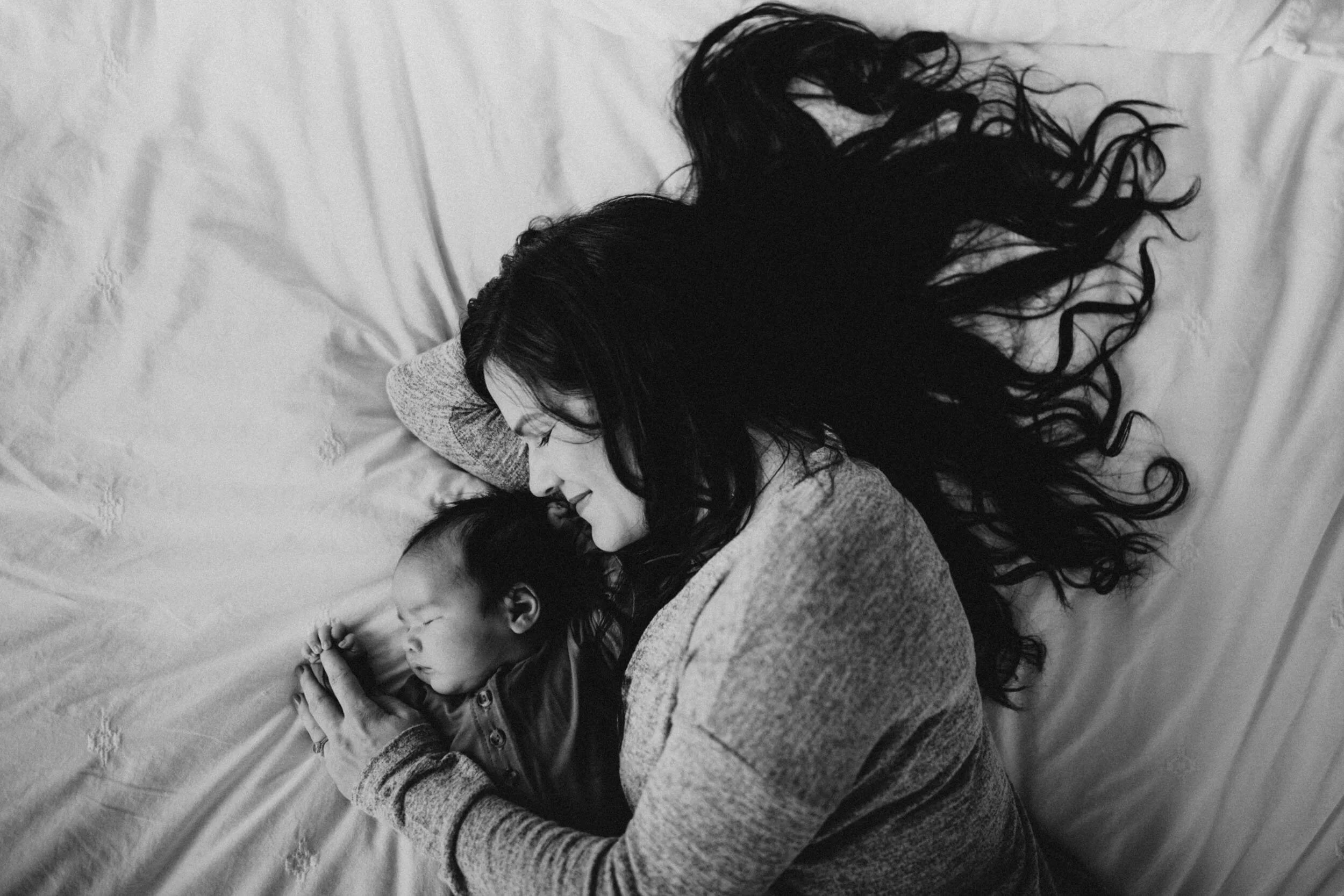 10 Must Have Lifestyle Newborn Photos For Mom