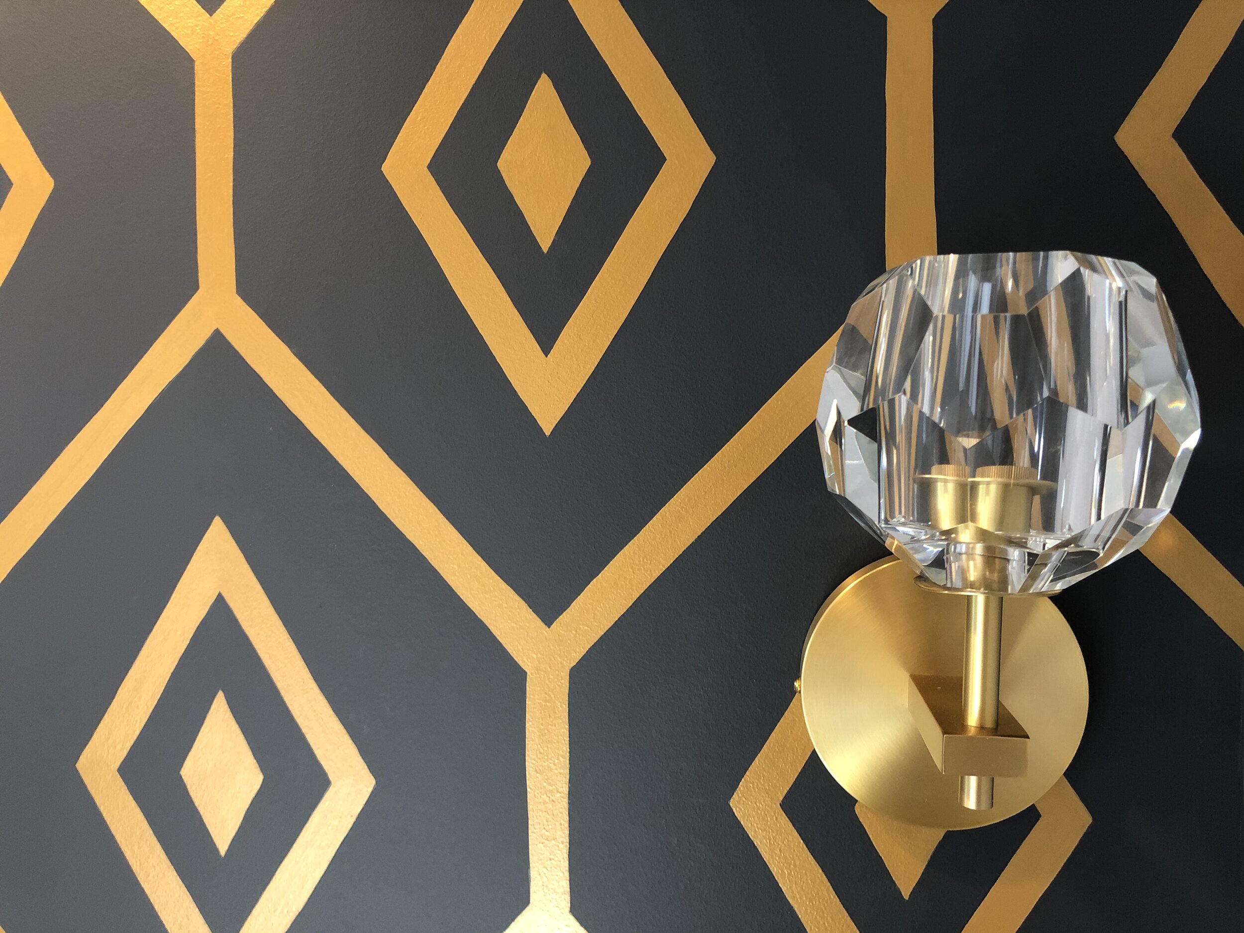 Pros &amp; Cons: Murals vs. Wallpaper