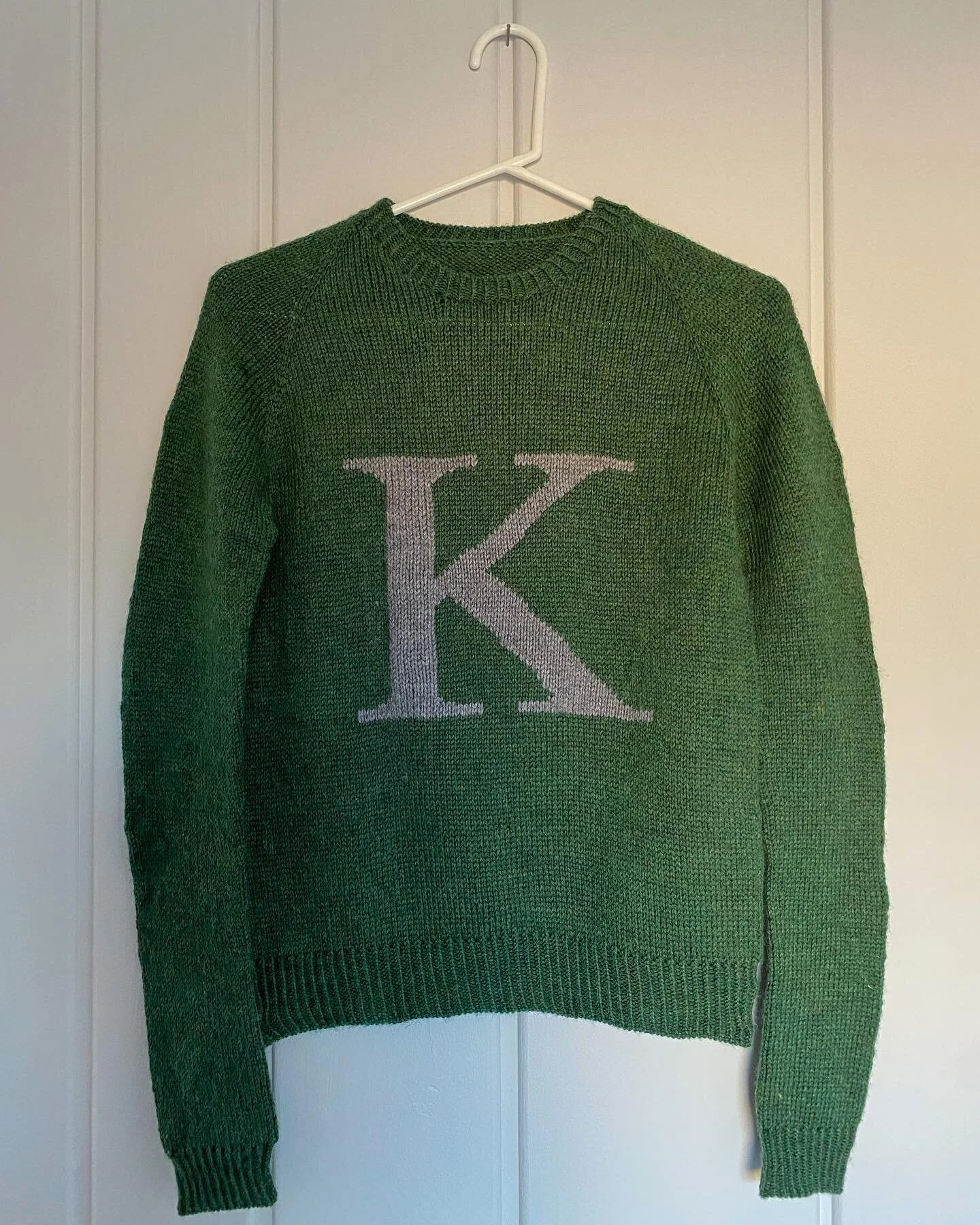 January makes dump. 

1️⃣ Weasley sweater in Slytherin colors (own pattern)
2️⃣ Gingham wrap top (pattern hack of @roseryapparel Rosa dress)
3️⃣ Brown linen skirt (Estuary skirt by @sewliberated)
4️⃣ Cream linen wide legged pants (self-drafted using 