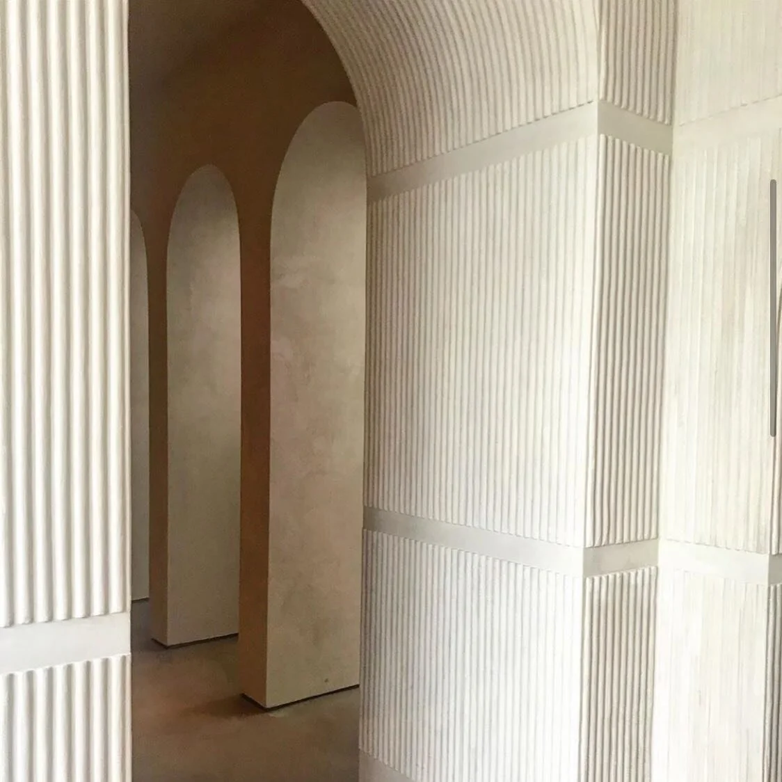 Ribbed plaster detail in the entry of @apparatusstudio

.
.
.

#vintage #renovation #designinspiration #kitchen #d #interiorinspo #love #modern #instahome #house #luxuryhomes #interiorinspiration #m #lifestyle #photography #homestyle #wood #luxurylif