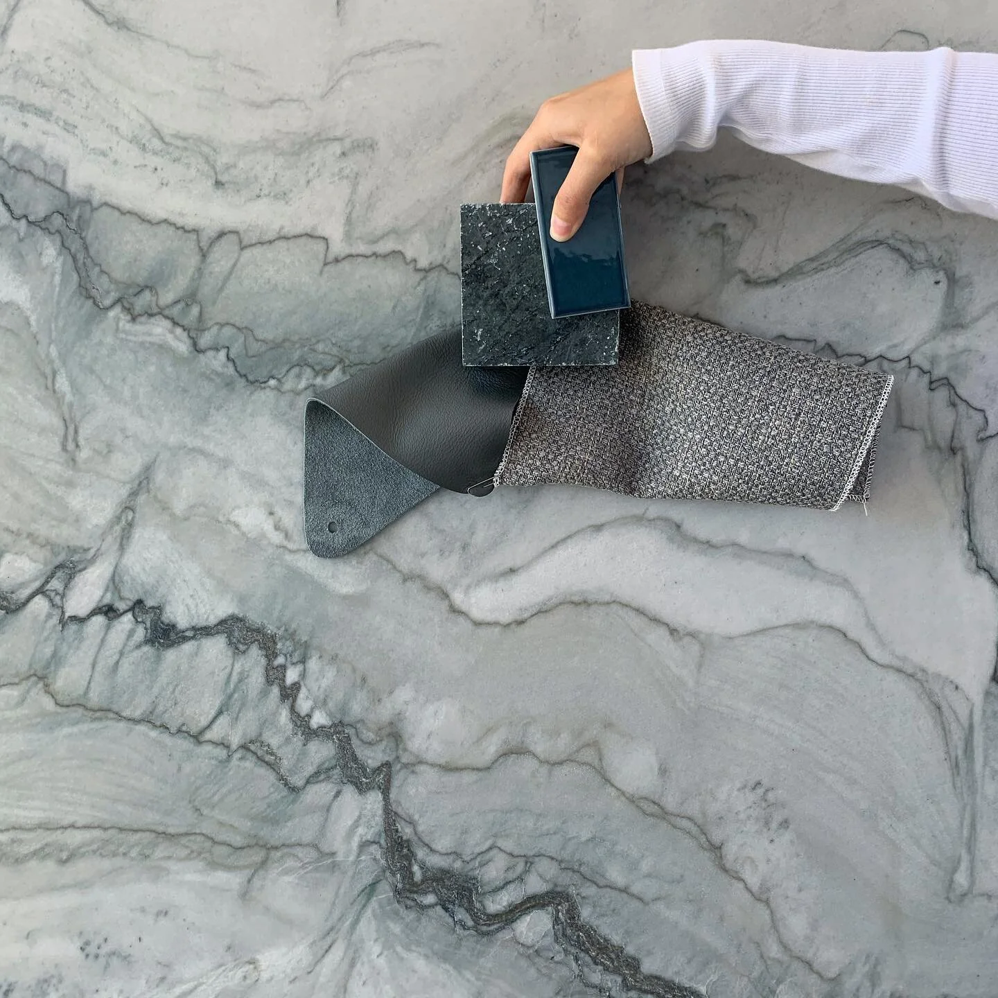 Makeshift Stone yard palettes... picking a slab for a custom fireplace 
.
.
.
#interior123 #interior4all #homereno #interiordesire #interiorstylist #houseenvy #interiorlovers #homerenovation #homerenovationideas #homeinspo #homeinspiration #customhom