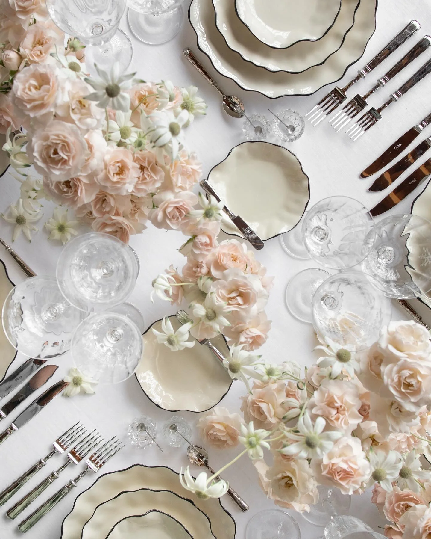 Absolutely impossible to pick a favorite from this collection. 

Created with @casadeperrin ✨

#table #flowersofinstagram #design #tablescapestyling