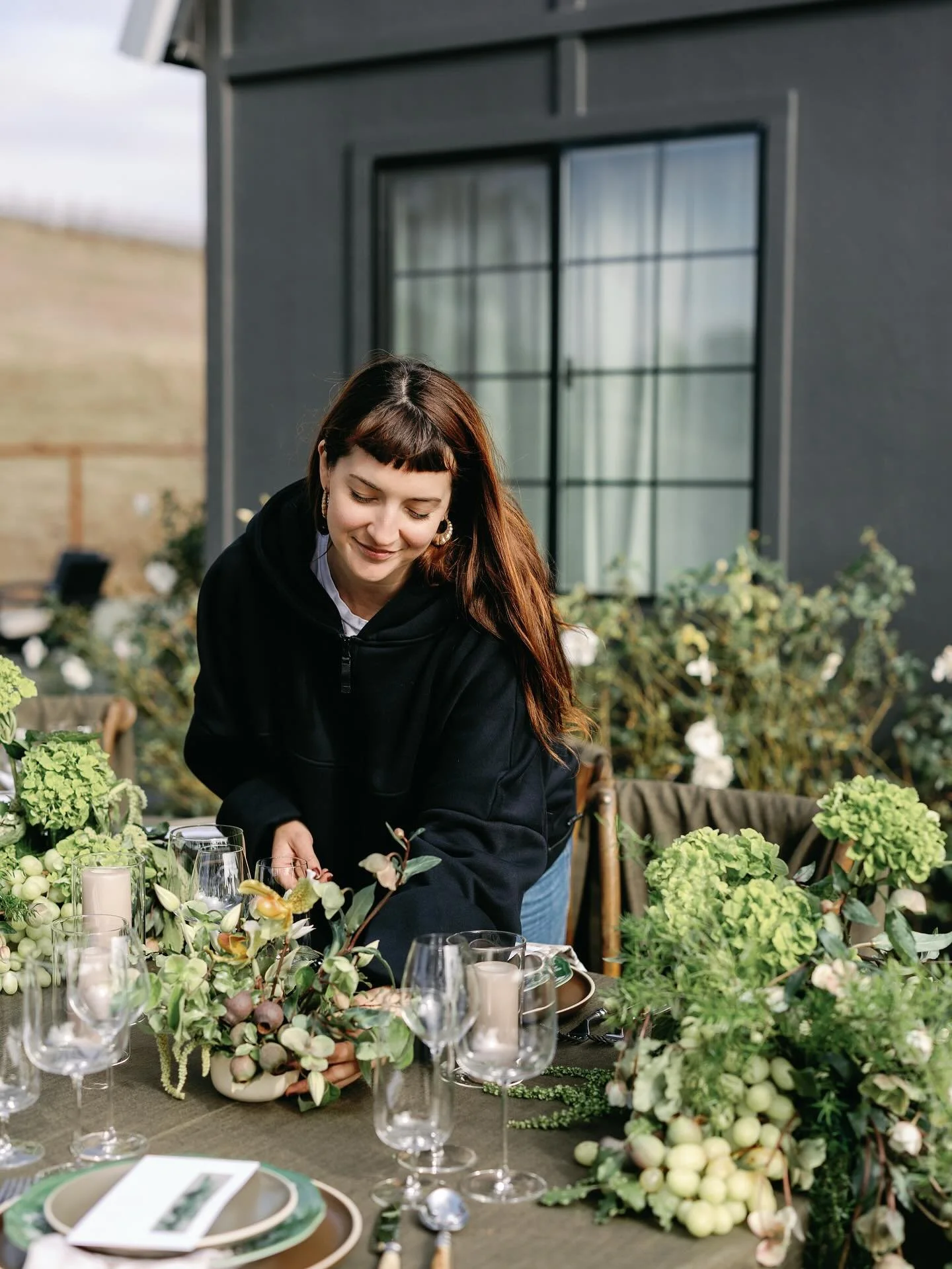 A rare appearance by me alongside the most decadent of details for this collaboration with @mollymccauley_photo and @xokateevents  for the @makeprettyworkshop 

Texture for days, rich, contrasting earth tones, and intention down to the last grape. 

