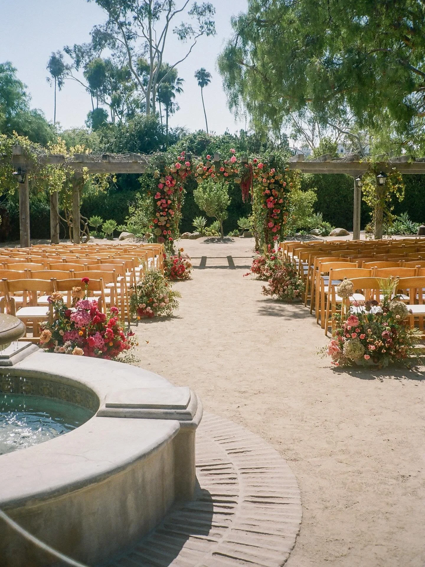 Some of my favorite moments from this intimate ceremony for Ari and Alex , shot by @wearemattandjess 

Planning @eventsbyemilyandco 
Venue @sbhistoricalmuseum

#weddingarch #sbwedding  #socalwedding #weddingvibes #dreamday #aesthetic #flowers #stylin