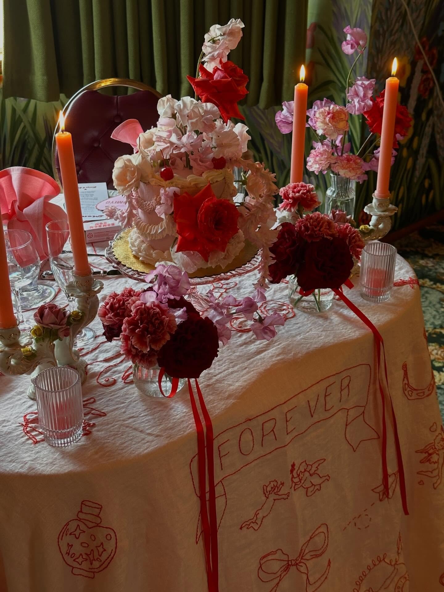 That time we did sweetheart cakes for centerpieces and it was a DREAM.

Shoutout to @flowers_by_karis and @studioanonimi for understanding the assignment 💯💯💯

#valentines #wedding #cake #design