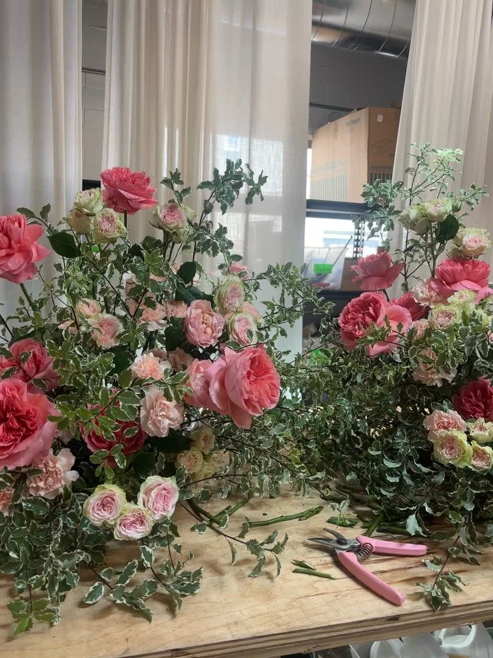 Who else loves processing? Aside from the thorns and heavy lifting- I find the repetitive tediousness to be a little therapeutic.

#florist #content #flowerlover #gardenroses #makeitpretty