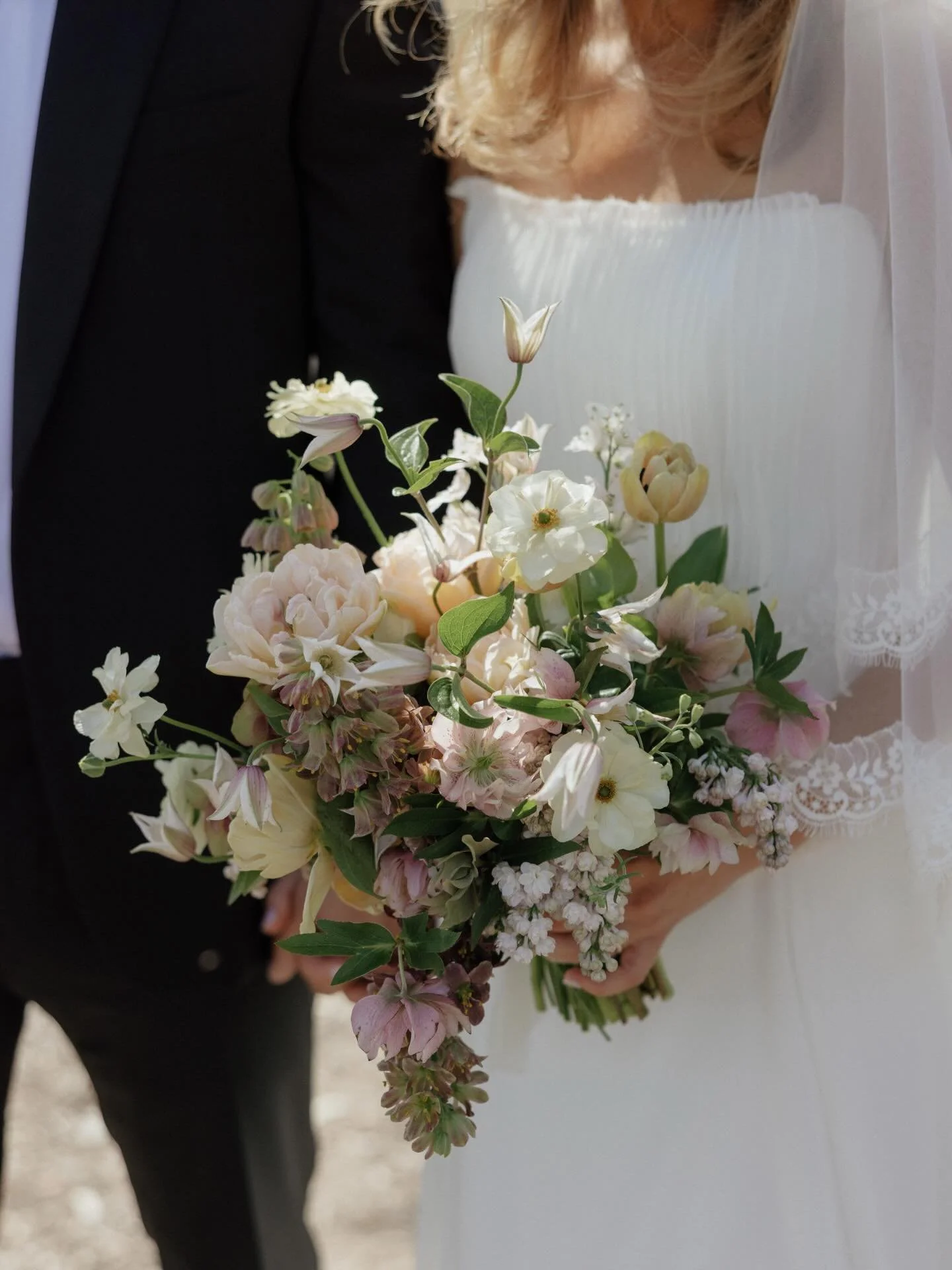April showers bring all of my FAVORITE flowers. This bouquet for Darcie was an absolute dream to make.

@alibeckphoto 
@surrayaevents 
@darciemorrison