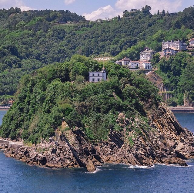 As Victoria&rsquo;s COVID numbers start to increase again I&rsquo;m dreaming of relocating to this house on the tiny island of Santa Clara in San Sebastián. Bon Jovi said no man is an island... but maybe this woman could be. 
#travelphotography #tra