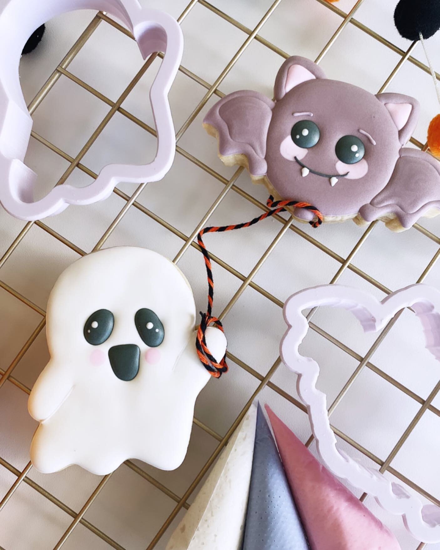 Registration for our Kids Halloween Cookie Decorating Class opens tonight @ 6pm at www.ericascookieco.com. Class will be Saturday, 10/22 @ 10am. Make it a date with your kiddo(s) &amp; don&rsquo;t miss the fun! I thought the ghost walking with a bat 