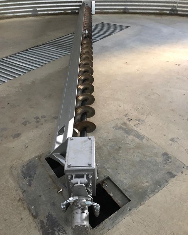 SWEEP AUGERS + SAFETY 
Optimum Engineered Augers are designed with the safety of the end user in mind. Our augers have two large centre sump openings for high capacity, which are level with the silo floor. 
Roller bearings under the slide gates allow