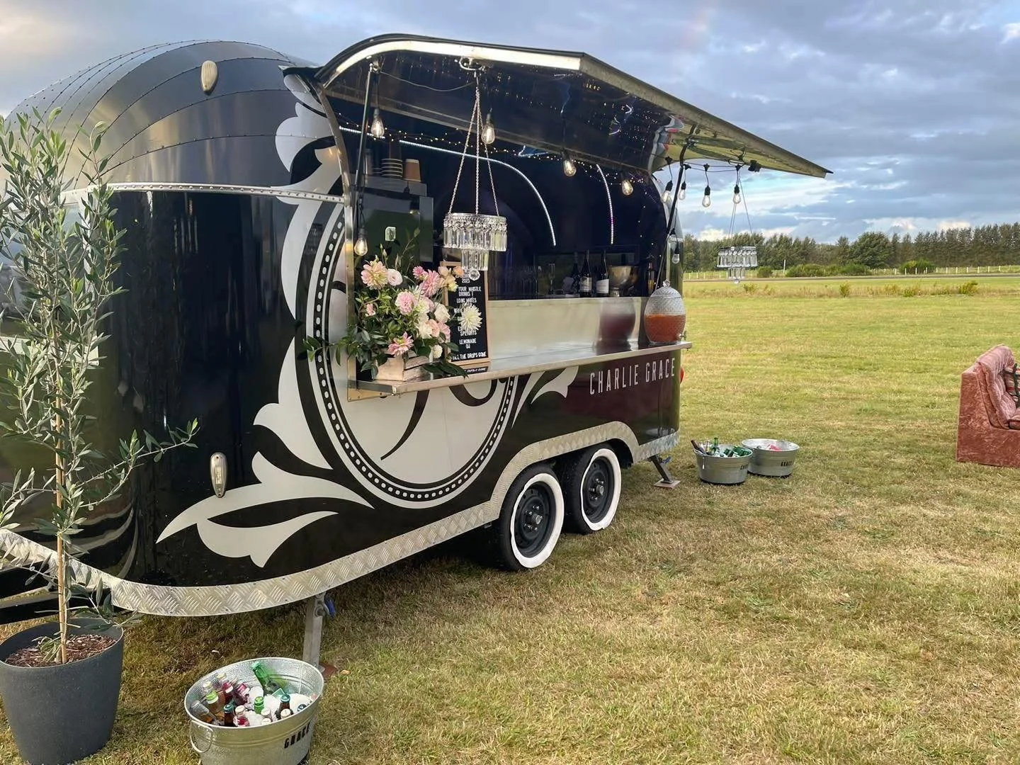 ✨ Ready to Roll, Wherever You Celebrate. From backyards to vineyards, weddings to corporate gatherings, Charlie Grace sets the scene for unforgettable events. With bubbles, cocktails, or coffee served from our charming caravan, we bring the bar to yo