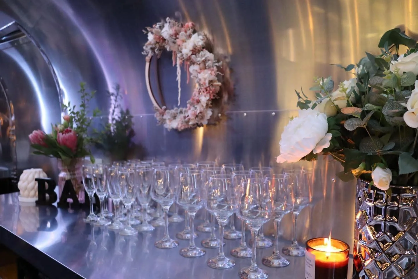 Ready for a great night! Wine glasses lined, polished, and ready for service, just the way we like to start an event. From wine and bubbles to cocktails, beer, and coffee, Charlie Grace brings everything you need to elevate your celebration 🥂

📍 Se