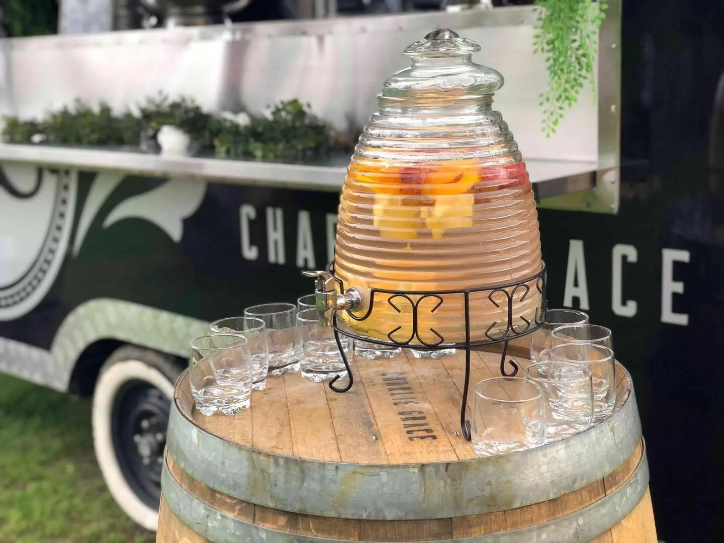 💧 Keep Guests Refreshed. Add a Hydration Station to your Charlie Grace event! Crystal-clear water infused with fruit keeps everyone cool, refreshed, and ready to enjoy the day, the perfect complement to coffee, cocktails, or bubbles. 🍓🍊✨

📍 Servi