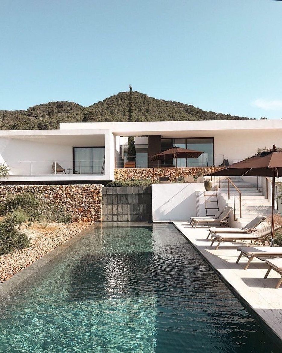 Beautiful modern design for a villa. I wish I knew the architect but it wasn&rsquo;t listed on Pinterest. Love this pool and the overall simplicity of this planning.