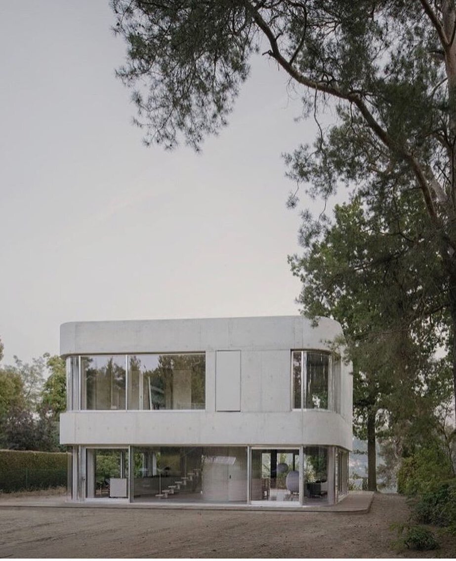 Sweet pad. I wish I knew who the architect is of this house. It looks like something Corbusier would design. Do you know who the architect is of this sweet pad? Photo @endlesslyloveclub