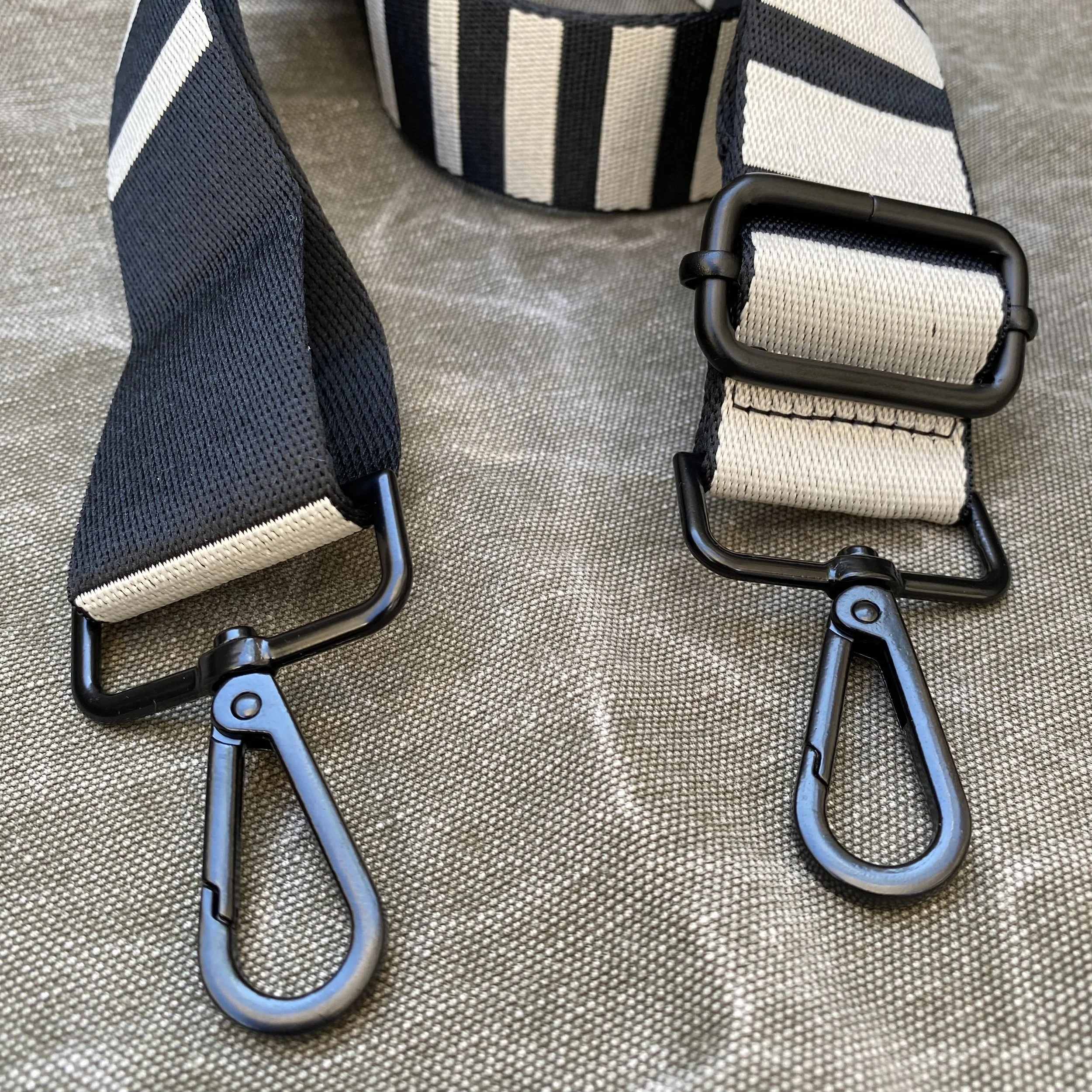 Graphic_Stripe_ Crossbody_Strap_ 04_detail.jpeg