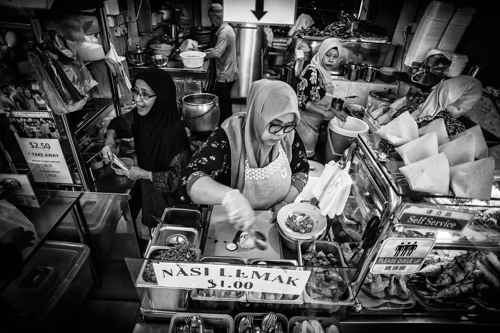 Madam Zaliah’s daughter-in-law, Nana Azlina, will succeed her legacy. Nana has started taking over the daily operations at Kedai Makan Muhajirin.