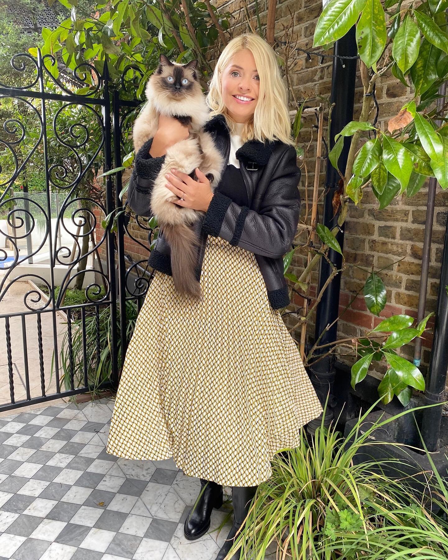Feline fine in our new autumn faves. Now the weather&rsquo;s cooled down, we&rsquo;re getting excited about our new-season buys, such as this geo-print skirt, colour-block jumper and aviator jacket as seen on @hollywilloughby.

#MandSJersey