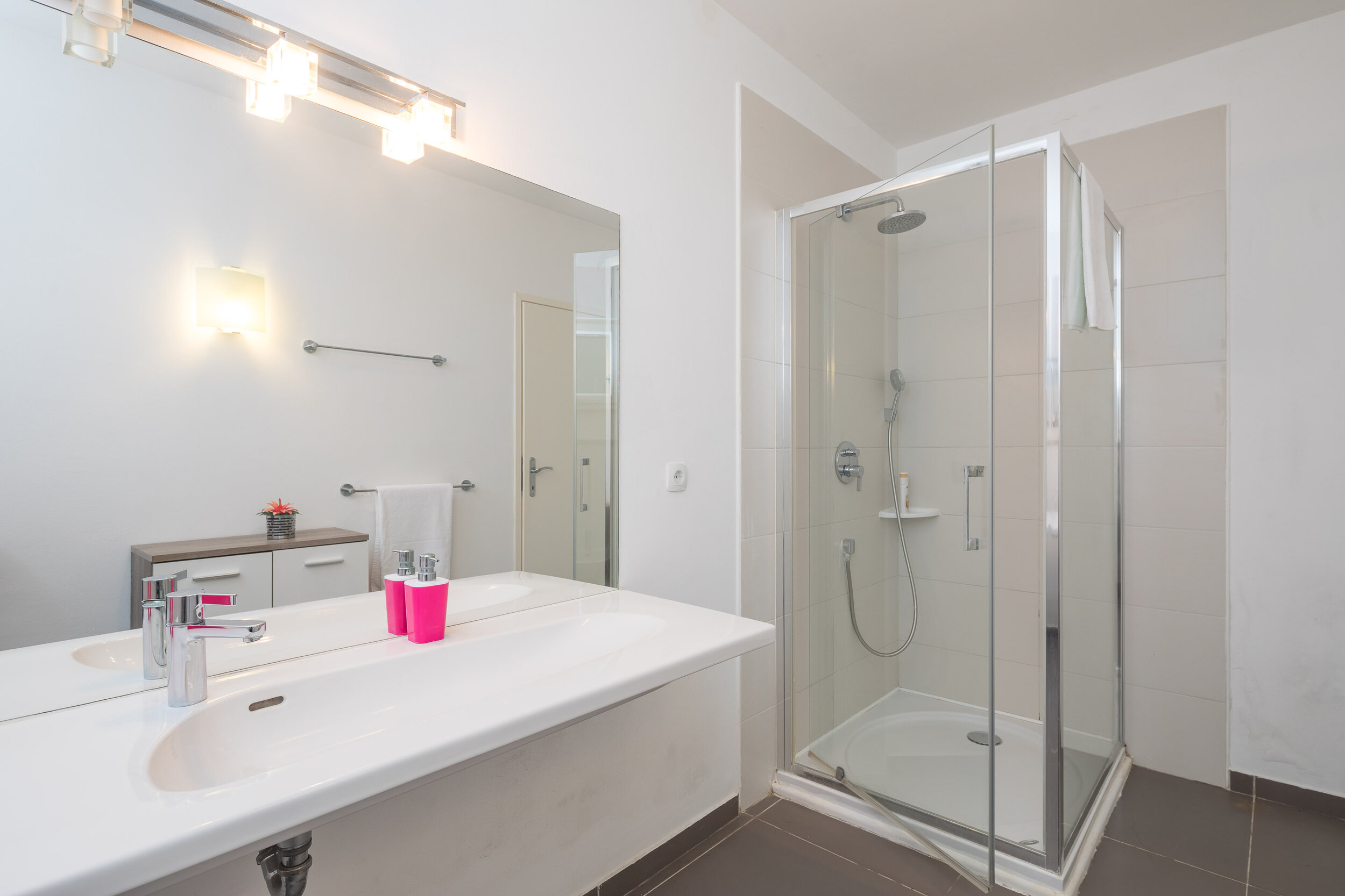 Villa-Oceanus-Middle-Level-Room2-En-Suite-Bathroom-001.jpg